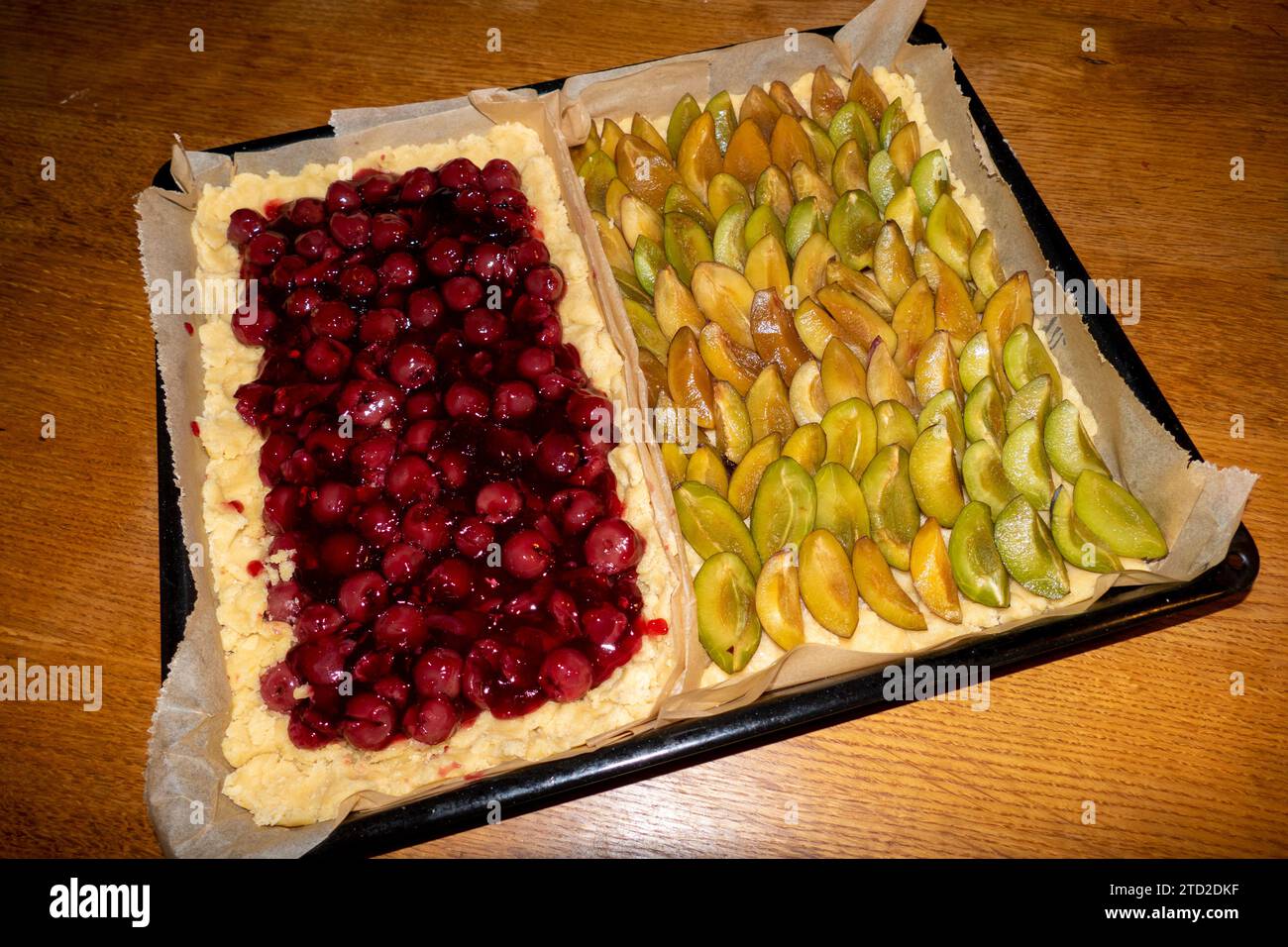 Blechkuchen mit Streusel Teig Boden, Zwetschgen und Kirschen belegt ...