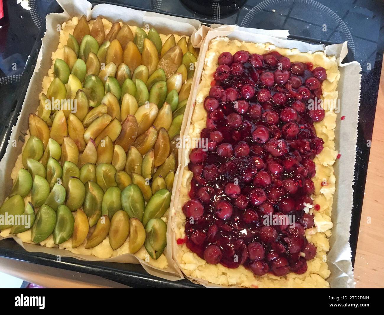 Blechkuchen mit Streusel Teig Boden, Zwetschgen und Kirschen belegt ...