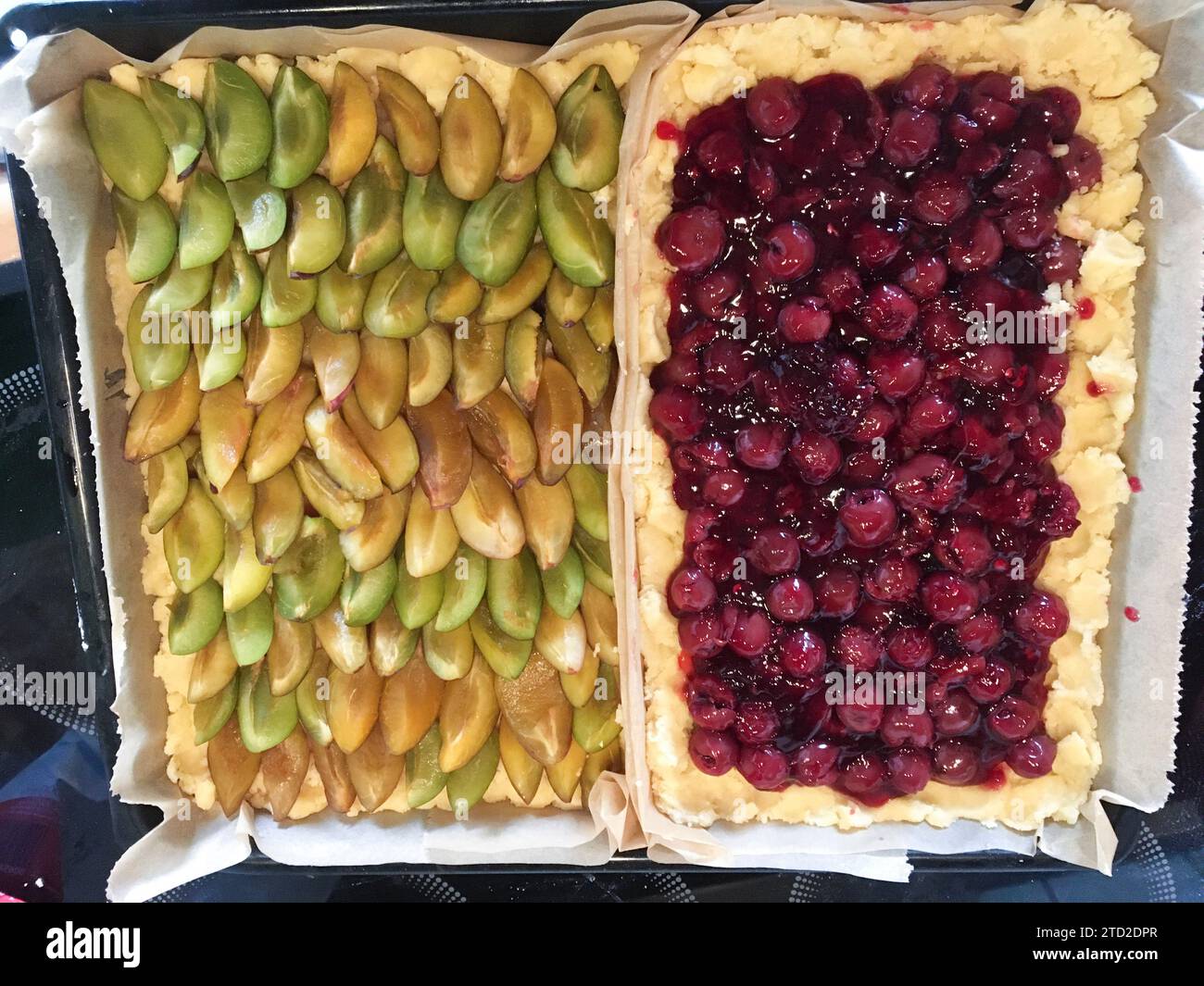 Blechkuchen mit Streusel Teig Boden, Zwetschgen und Kirschen belegt ...