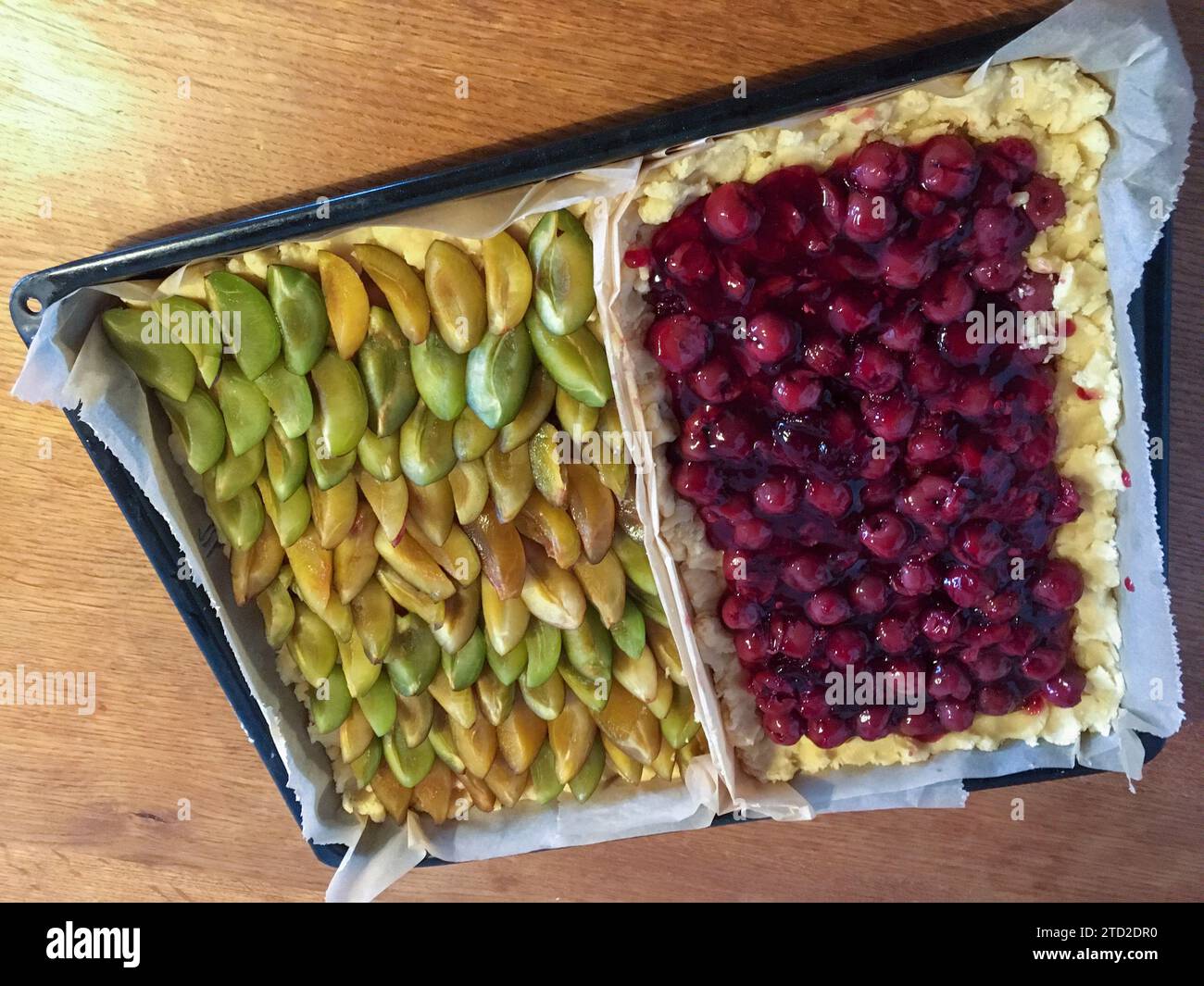 Blechkuchen mit Streusel Teig Boden, Zwetschgen und Kirschen belegt ...