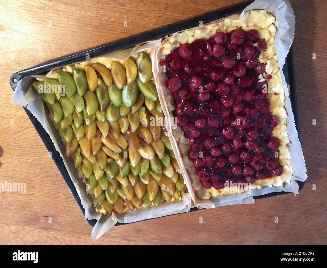 Blechkuchen mit Streusel Teig Boden, Zwetschgen und Kirschen belegt ...
