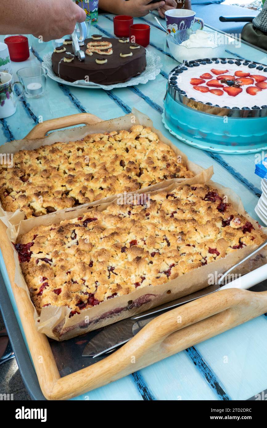 Blechkuchen mit Streusel Teig Boden, Zwetschgen und Kirschen belegt ...
