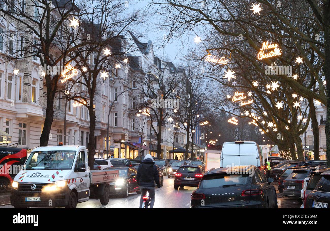 Weihnachtsbeleuchtung in einer Hauptverkehrsstraße mit vielen