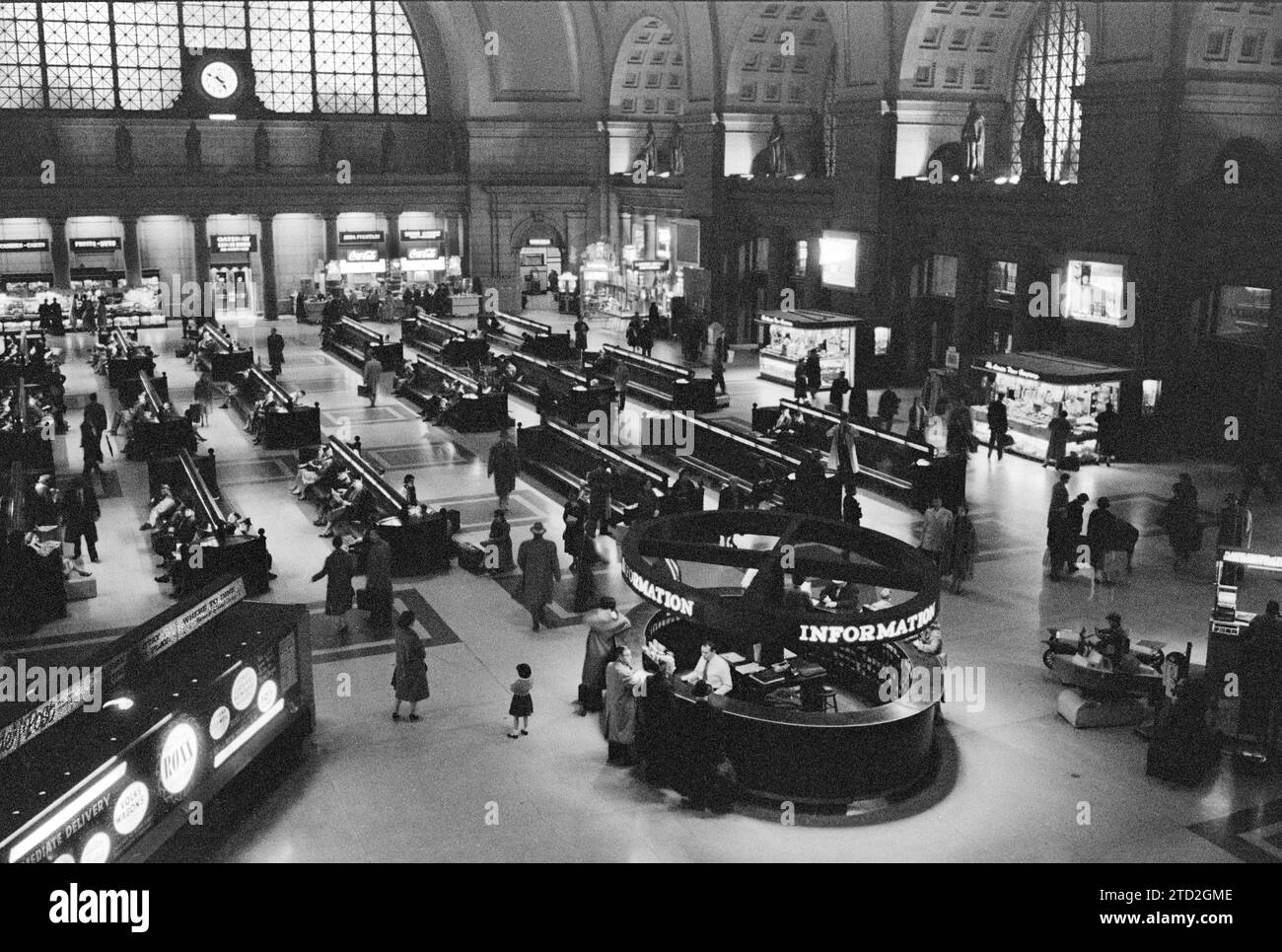 Interior view of Union Station showing waiting room, information booth and shops, Washington, D.C., USA, Marion S. Trikosko, U.S. News & World Report Magazine Photograph Collection, November 21, 1958 Stock Photo
