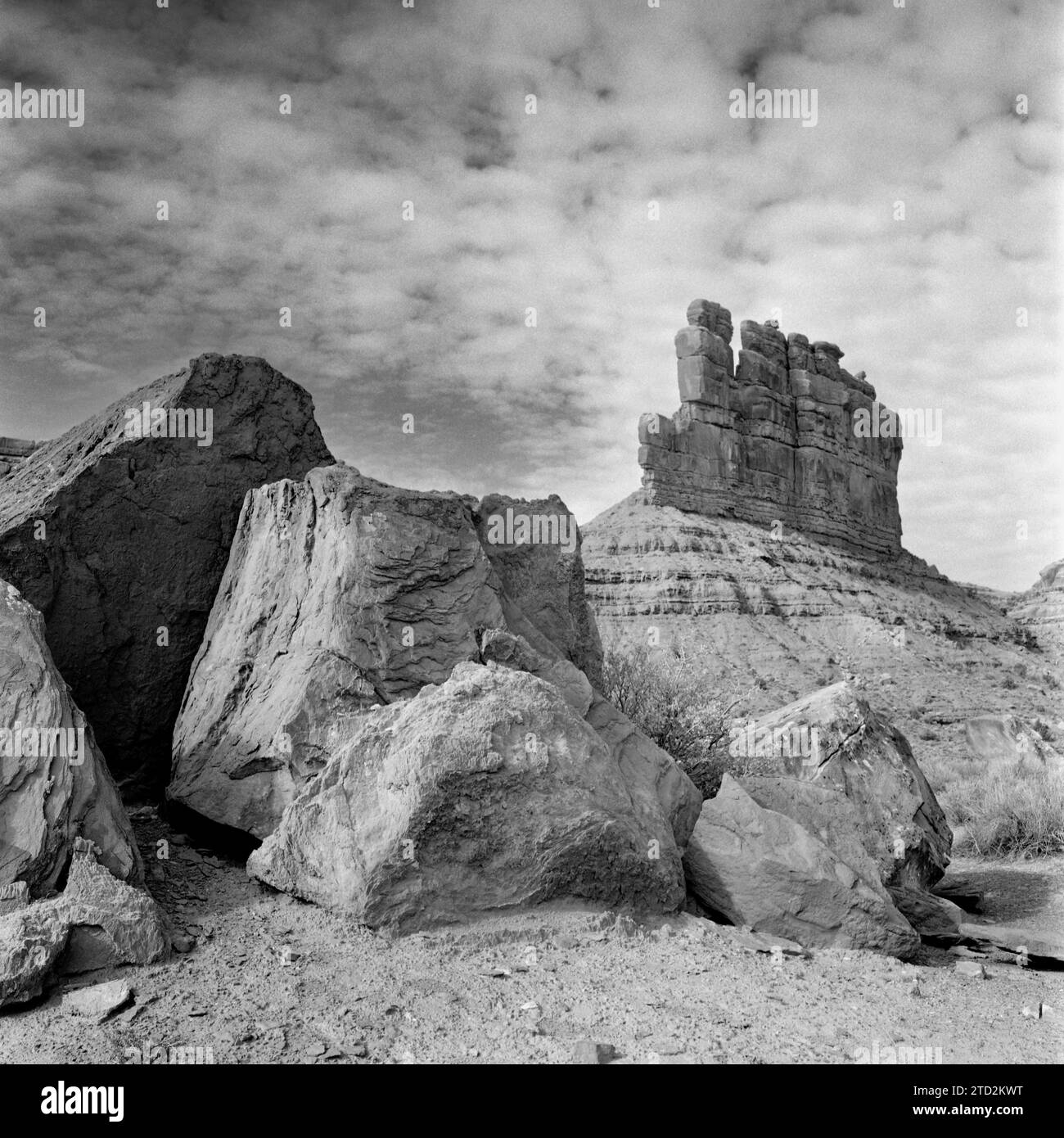 HB44103-00....UTAH - Boulders and sandstone butte in Valley Of The Gods. Stock Photo