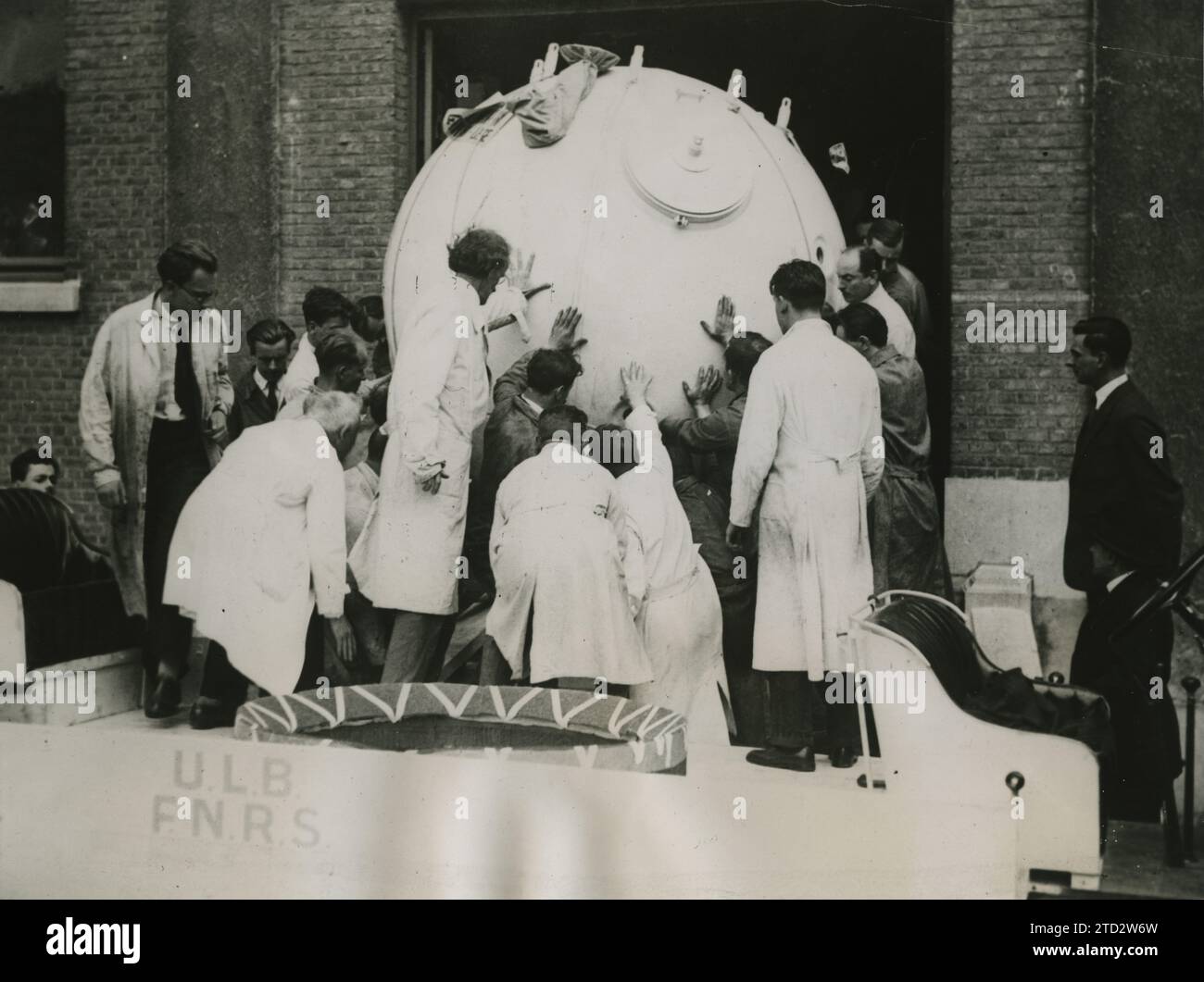 Brussels (Belgium), 1931. Professor Auguste Piccard and his assistants introduce the pressurized capsule that took him to the stratosphere in his Belgian workshop, a high-resolution copy exists. Credit: Album / Archivo ABC / Vidal Stock Photo