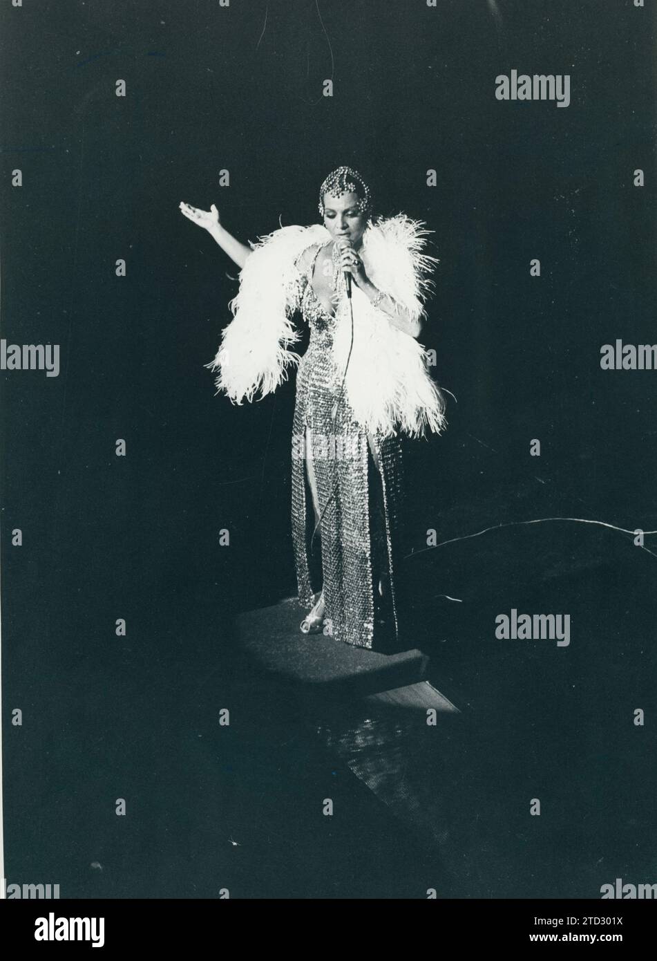 Madrid, September 1980. The actress and singer Sara Montiel in a moment of her show 'Super Sara Show' presented at the La Latina theater. The singer was accompanied by Jorge Sepúlveda, Lorenzo González, Bonet de San Pedro and Chicho Gordillo. Credit: Album / Archivo ABC / Manuel Sanz Bermejo Stock Photo