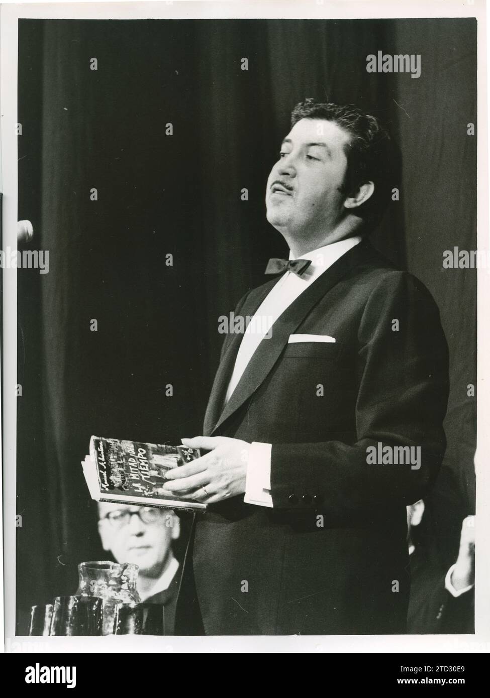 Madrid, 11/24/1967. Manuel Alcántara recites a poem in an event
