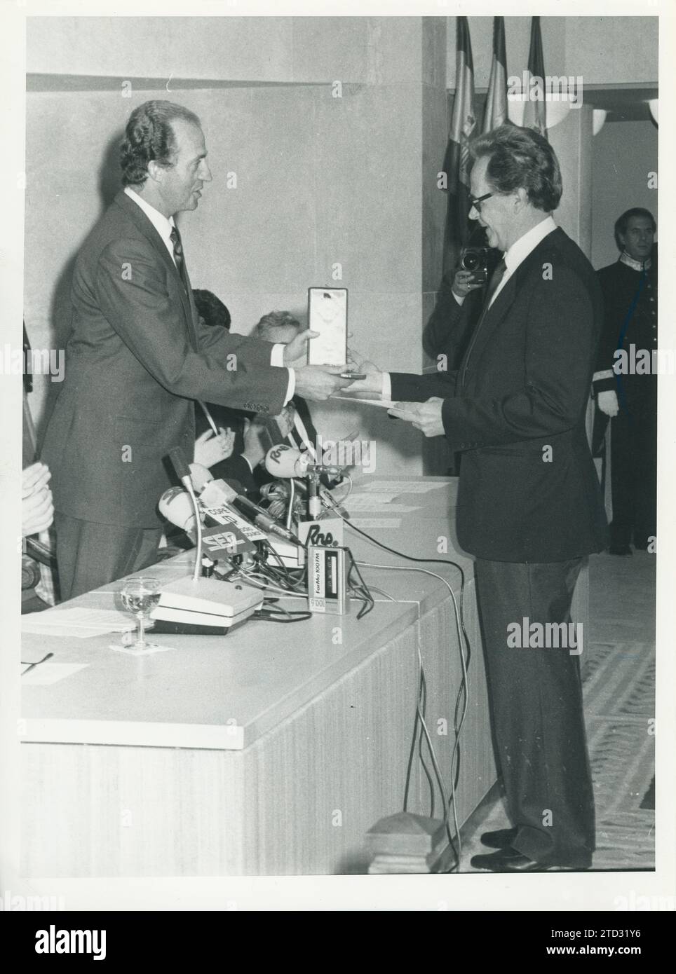 Madrid, 10/29/1985. Presentation of the gold medals of Fine Arts at the Prado Museum. In the image, King Don Juan Carlos gives the medal to the Canarian sculptor Martín Chirino. Credit: Album / Archivo ABC / Jaime Pato Stock Photo