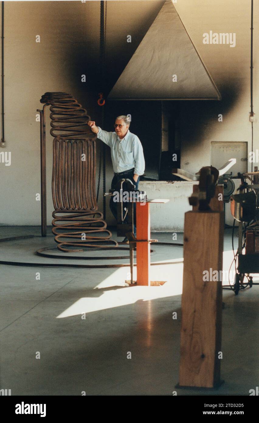 Madrid, October 1998. Martín Chirino poses in his studio studio near Chinchón, in Madrid. Credit: Album / Archivo ABC / José María Barroso Stock Photo