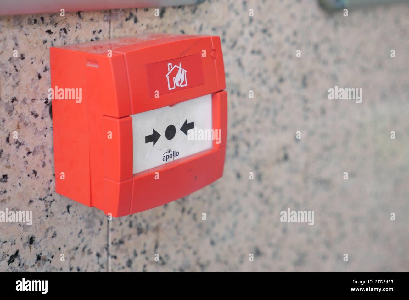 Red fire alarm button on wall Stock Photo - Alamy