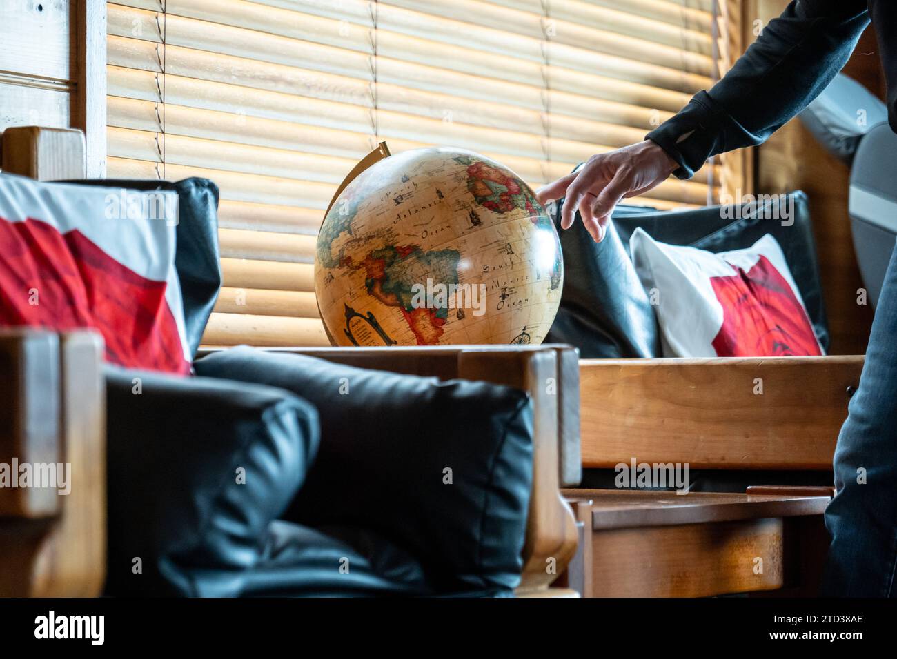 World map globe hand pointing hi-res stock photography and images - Alamy