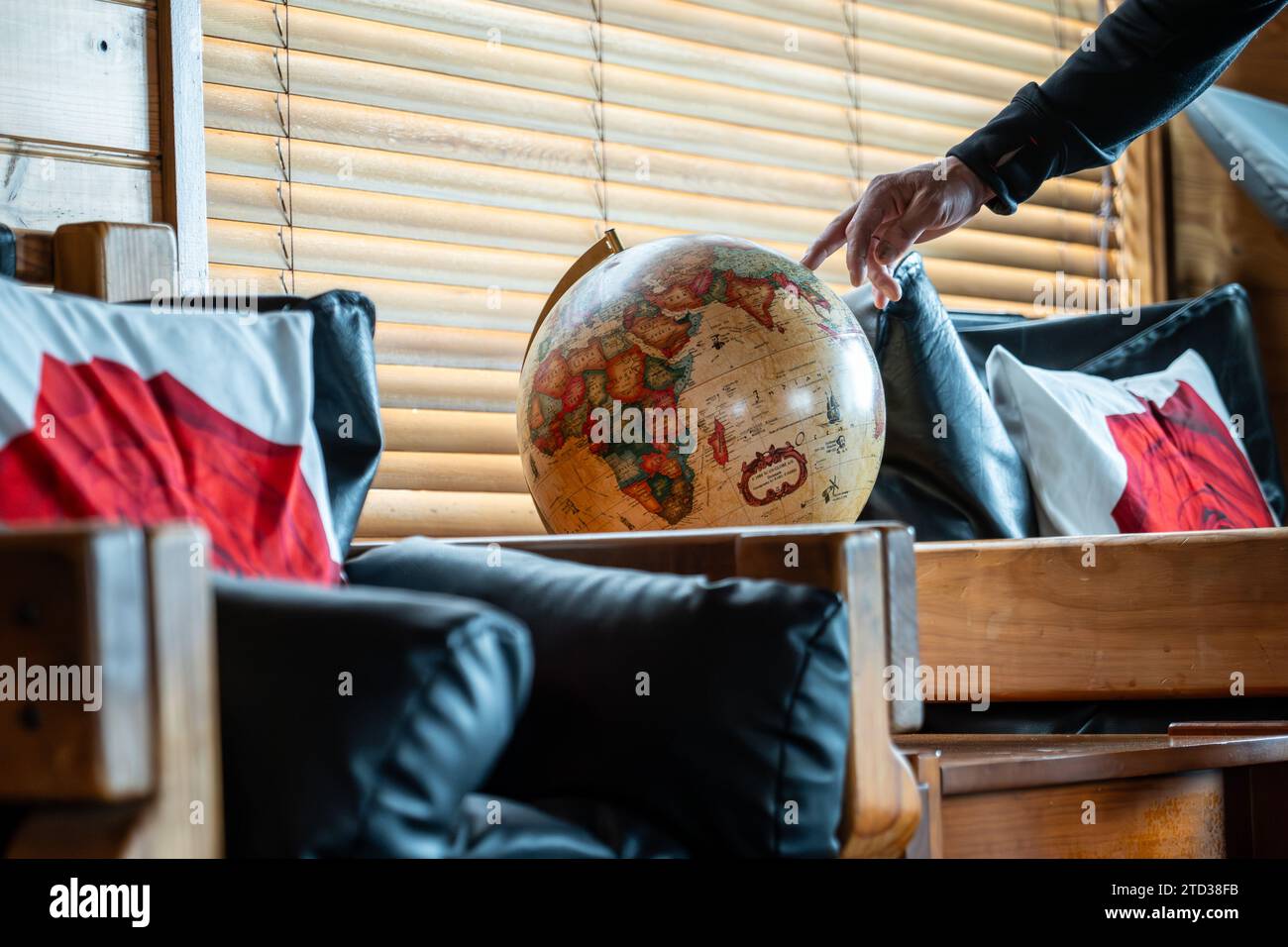 World map globe hand pointing hi-res stock photography and images - Alamy