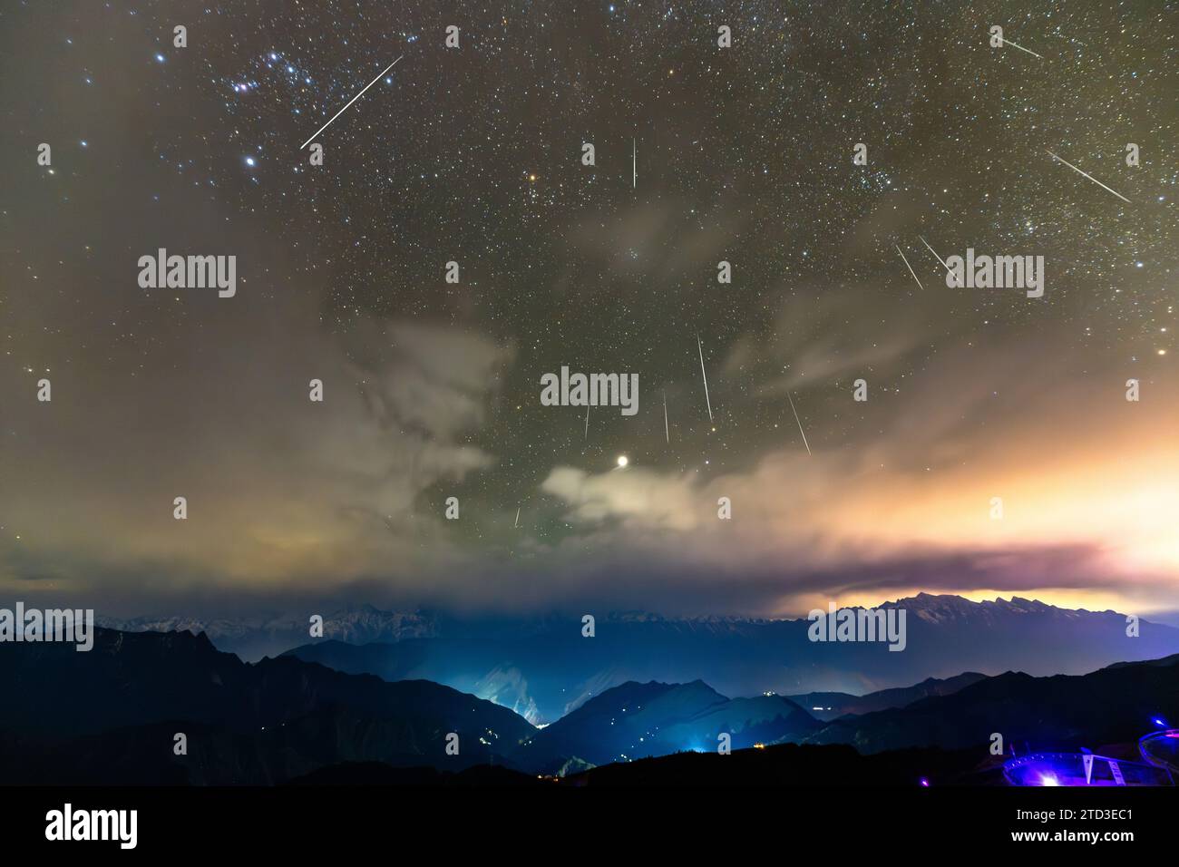 YA'AN, CHINA - DECEMBER 14, 2023 - The Geminid meteor shower is seen over Ya 'an City, Sichuan Province, China, December 14, 2023. Stock Photo