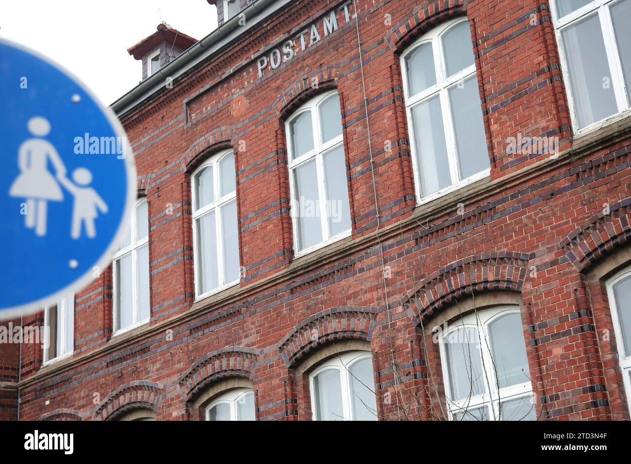 Verklinkertes gebaude hi-res stock photography and images - Alamy