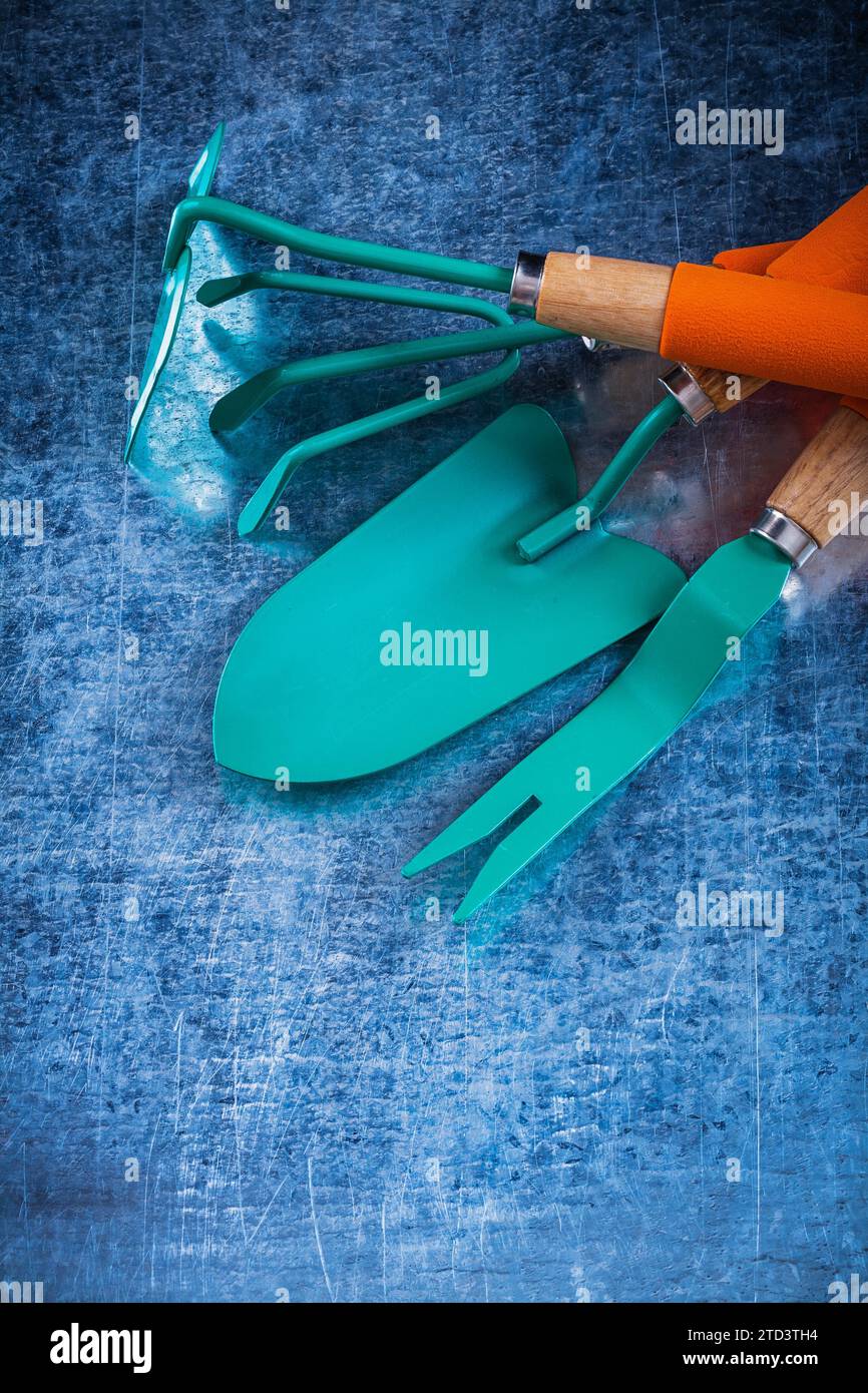 Weeding shovel hand shovel rake hoe hoe on scratched metallic ...