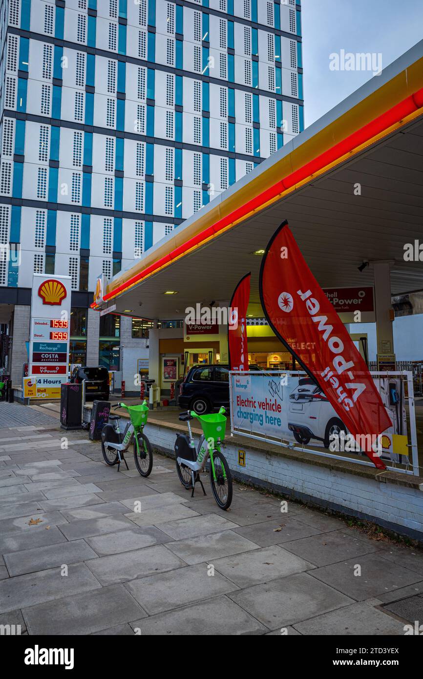London City Centre Garage Petrol Station - Shell Petrol Station in Central London near Old Street Roundabout. Shell Petrol Station Signs. Stock Photo