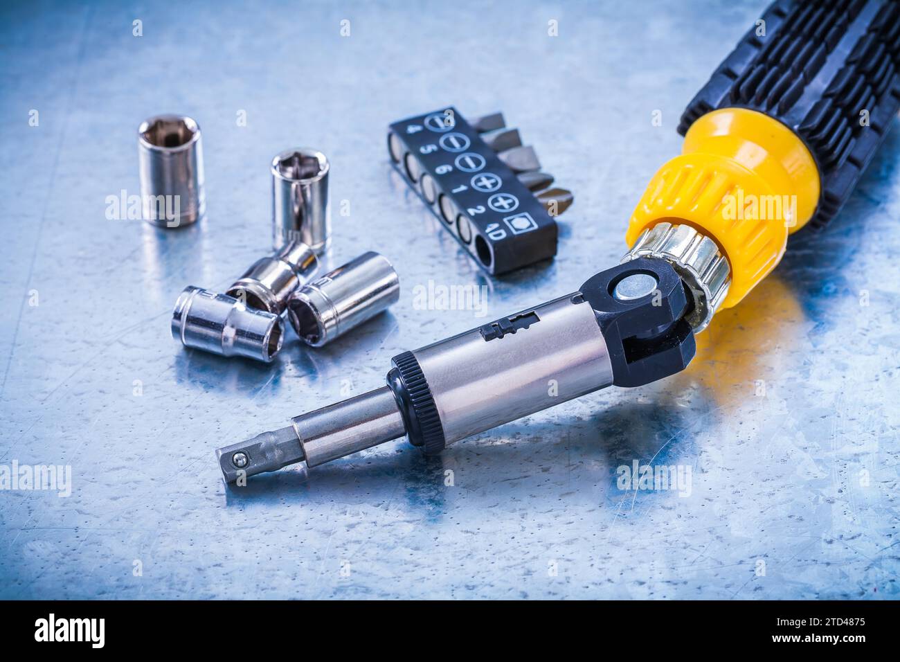 Horizontal image of reversible screw Screwdriver bits and Torx on