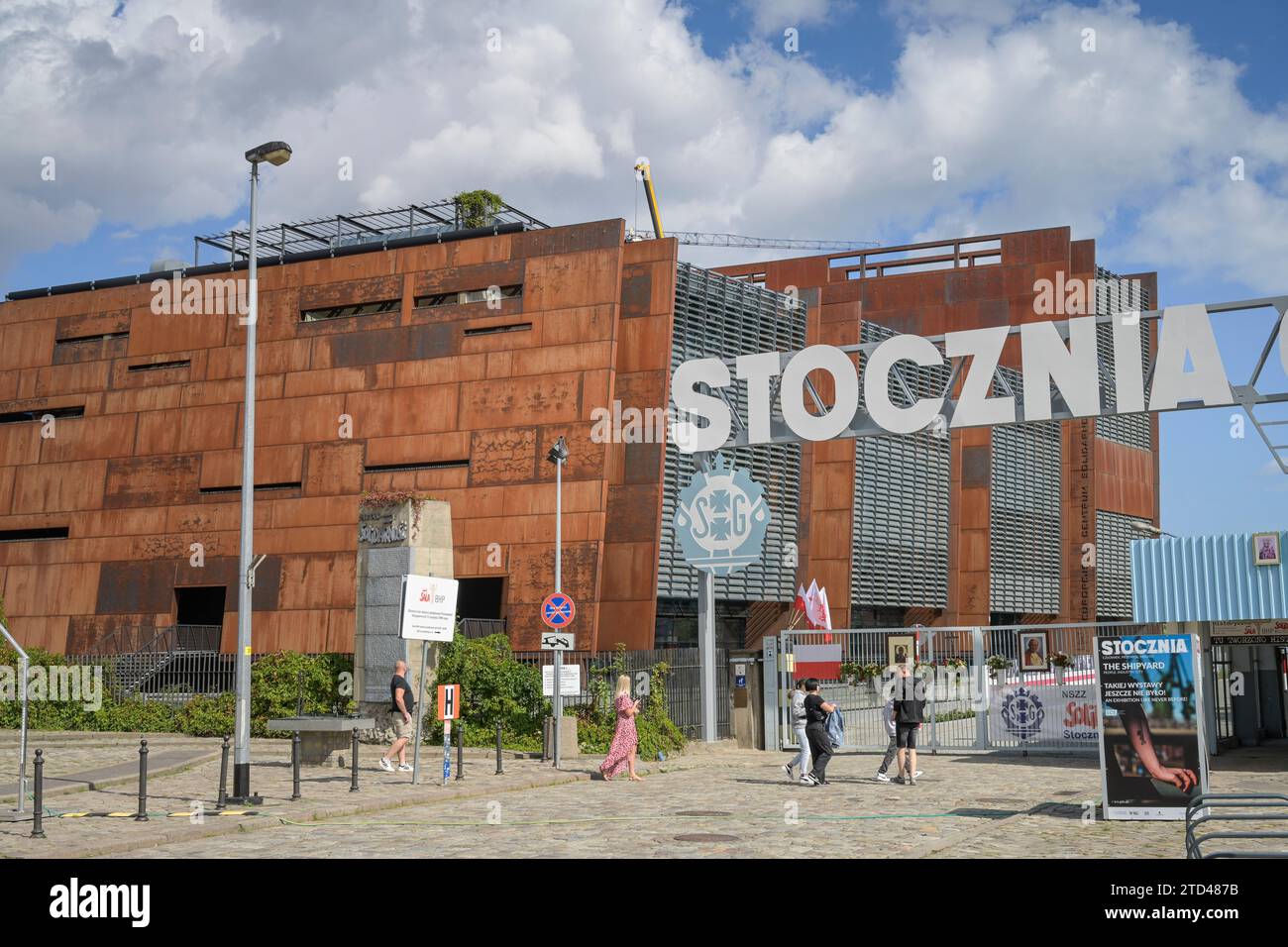 Historisches altes Werkstor der Danziger Werft, Schriftzug Stocznia Gdańsk, Eingang Europäisches Zentrum der Solidarität - Europejskie Centrum Solidar Stock Photo