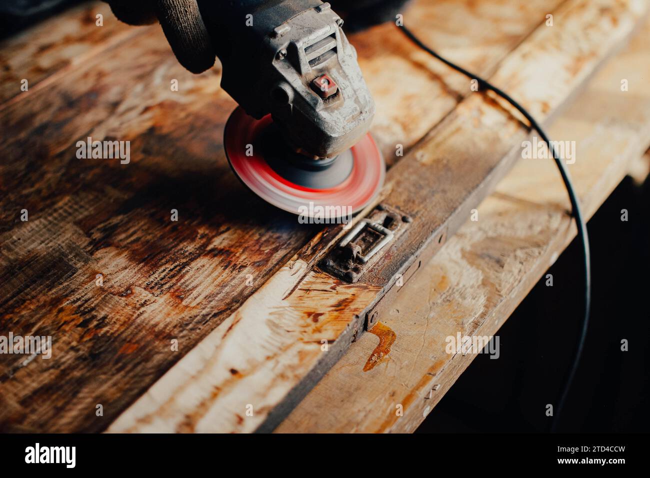 Grinding with an electric wood grinder, restoration of solid wood