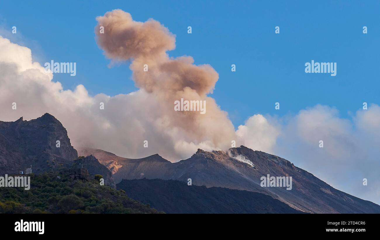 Volcanic Eruption, Ash Cloud, Stromboli, Black Mountain, Volcano ...