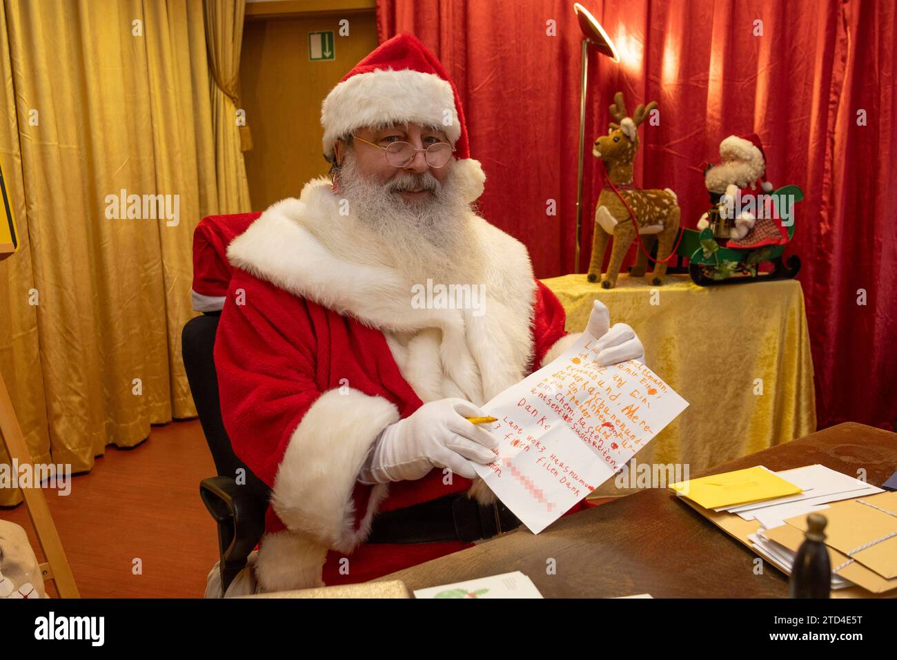 himmelpfort-brandenburg-den-08-12-2023-weihnachtsmann-postfiliale-im