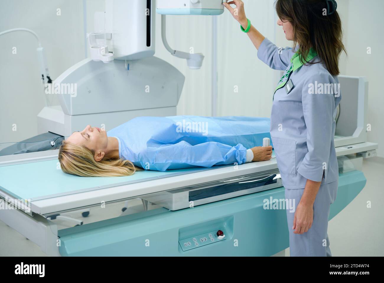 Diagnostic radiographer preparing female for radiological examination Stock Photo Alamy