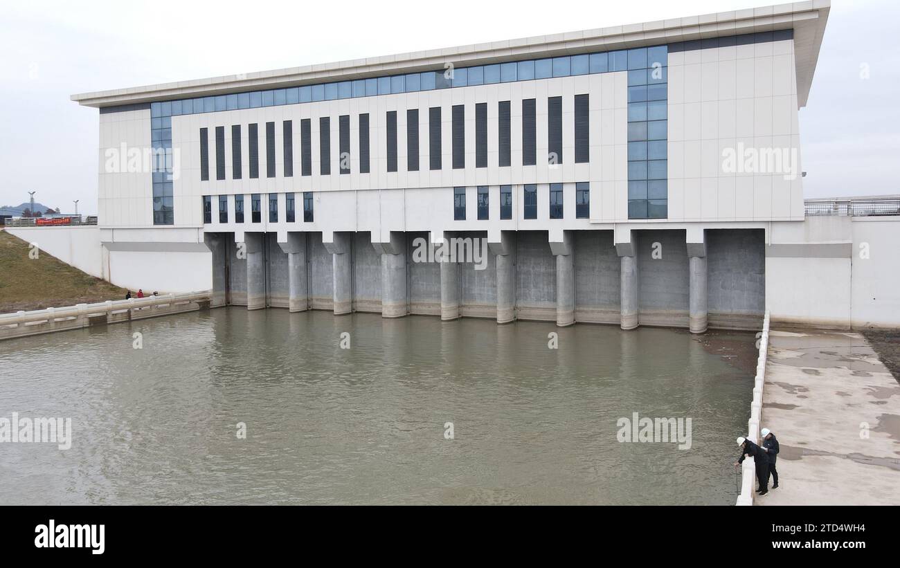 (231216) -- HEFEI, Dec. 16, 2023 (Xinhua) -- This aerial photo taken on Dec. 16, 2023 shows Zongyang pumping station in east China's Anhui Province.  Anhui section of the first phase of a water diversion project, which diverts water from the Yangtze River to the Huaihe River, starts its trial operation on Saturday.   It is one of the 172 major water conservancy projects for water saving and supply in China, integrating functions of water supply, shipping and ecological protection, etc. (Xinhua/Zhang Duan) Stock Photo