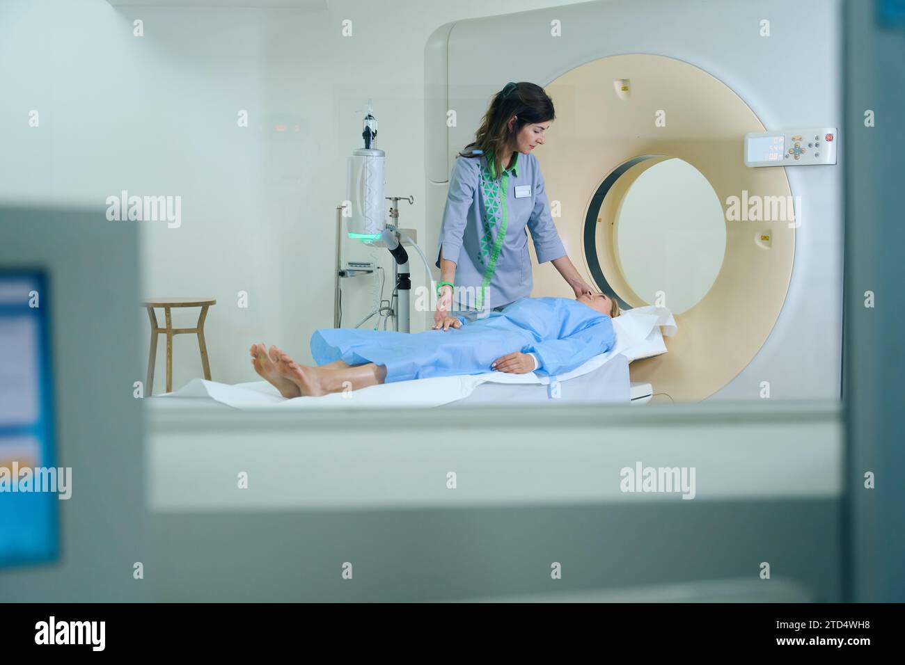 Radiographer scanning hi-res stock photography and images - Alamy