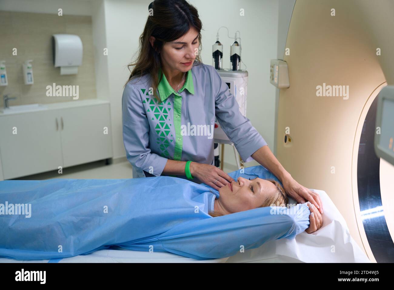 Radiographer scanning hi-res stock photography and images - Alamy