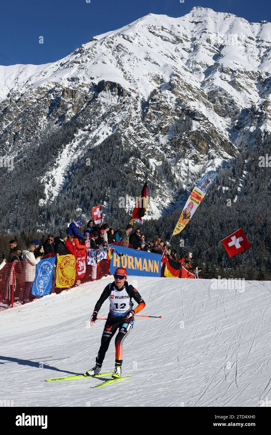Unter dem Lenzerhorn stürmt Janina Hettich (SC Schönwald) auf Rang 8 beim IBU Biathlon Weltcup Verfolger Frauen Lenzerheide 2023 Stock Photo