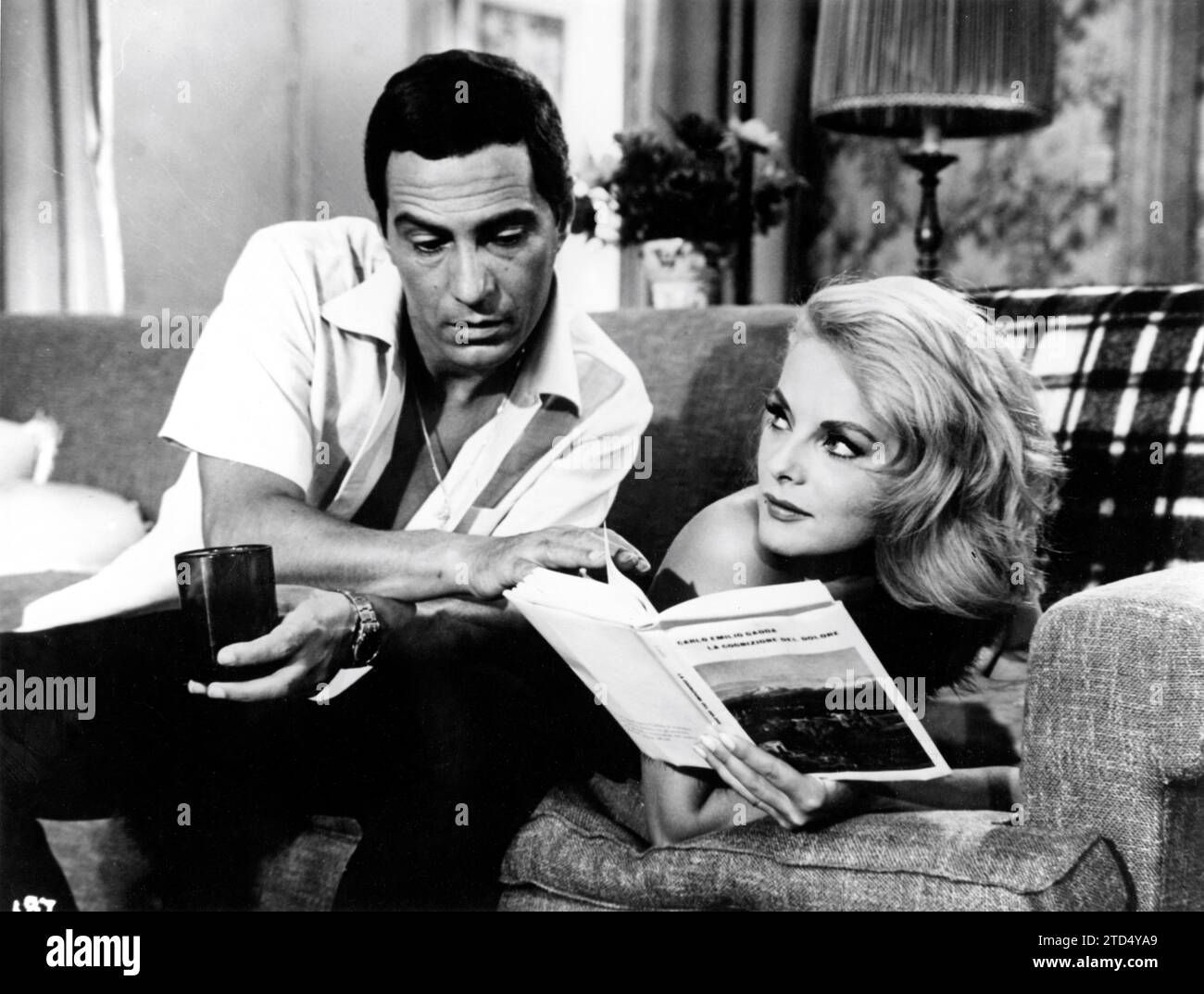 VIRNA LISI and NINO MANFREDI in the episode THE TELEPHONE CALL in the anthology film LE BAMBOLE / FOUR KINDS OF LOVE / THE DOLLS 1965 Italy - France co-production Documento Film / Orsay Films / Gala Film Distributors (UK) Stock Photo