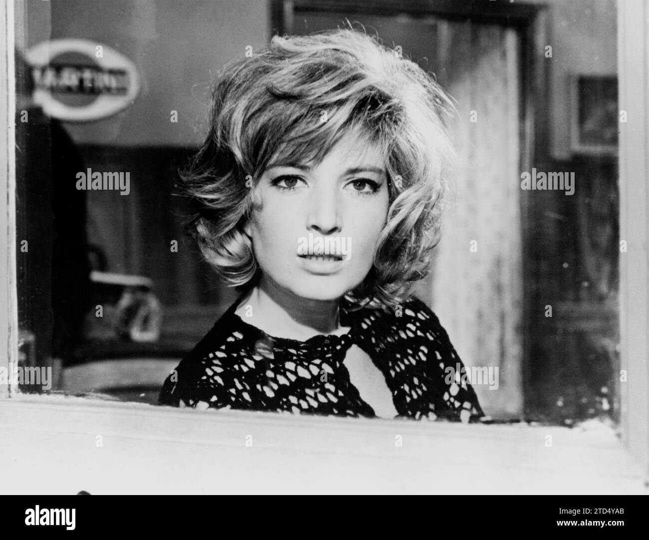 MONICA VITTI in episode THE SUPPER in the anthology film LE BAMBOLE / FOUR KINDS OF LOVE / THE DOLLS 1965 director FRANCO ROSSI Italy - France co-production Documento Film / Orsay Films / Gala Film Distributors (UK) Stock Photo