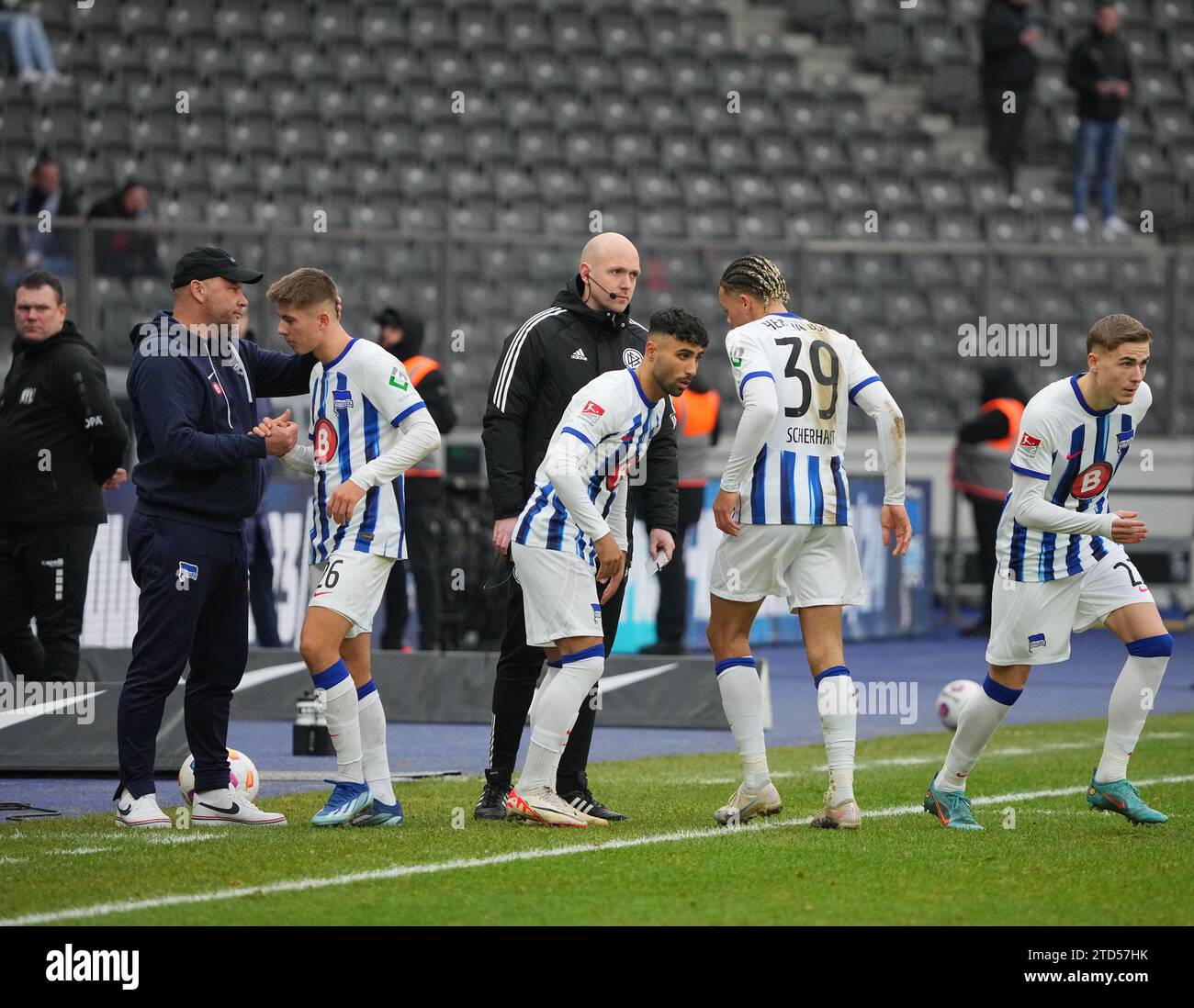 16 December 2023, Berlin: Soccer: Bundesliga 2, Hertha BSC - VfL Osnabrück, Matchday 17, Olympiastadion. Hertha coach Pal Dardai (l) substitutes Gustav Christensen (2nd from left) and Derry Scherhant (2nd from right) for Marten Winkler (r) and Nader El-Jindaoui (M). Photo: Soeren Stache/dpa - IMPORTANT NOTE: In accordance with the regulations of the DFL German Football League and the DFB German Football Association, it is prohibited to utilize or have utilized photographs taken in the stadium and/or of the match in the form of sequential images and/or video-like photo series. Stock Photo