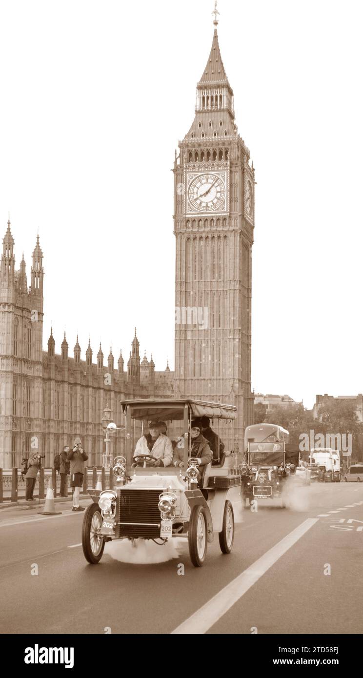 Sepia Tone Entrant 202 1903 White (steam) on Westminster Bridge London To Brighton Veteran Car Run Stock Photo