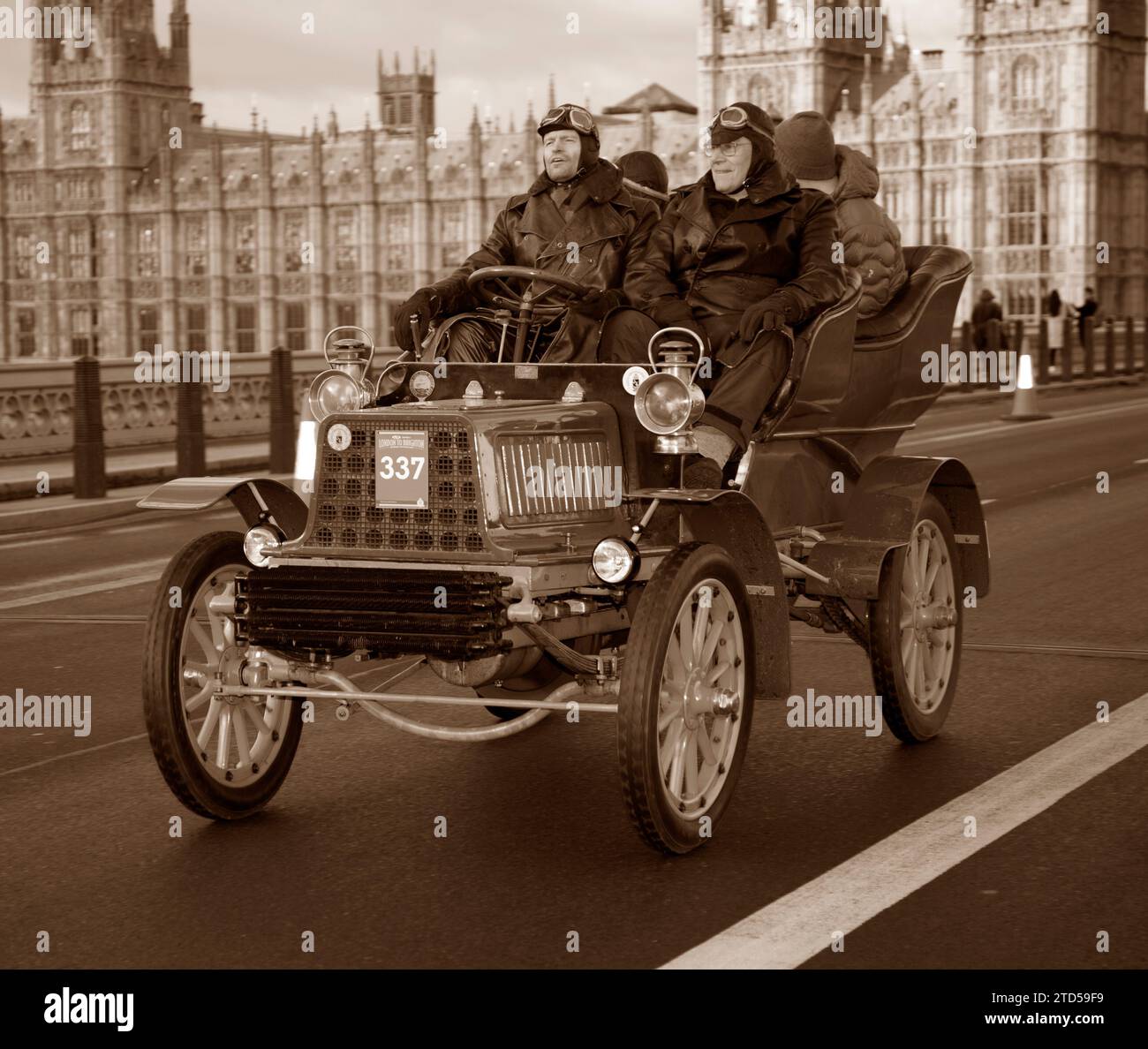 Sepia Tone  Entrant 337 Blue 1904 Pope-Toledo on Westminster Bridge London To Brighton Veteran Car Run Stock Photo