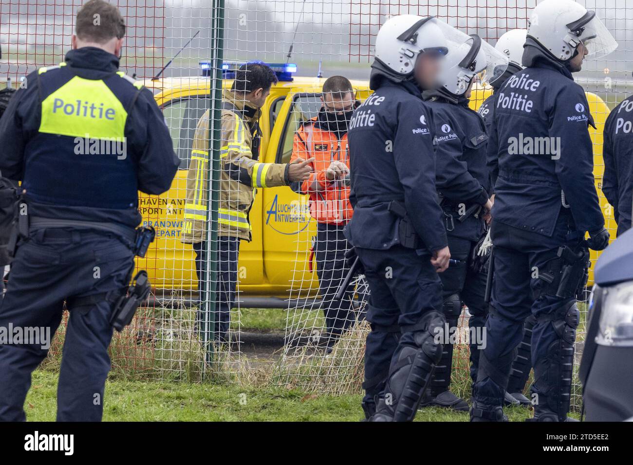 Airport personel hi-res stock photography and images - Alamy