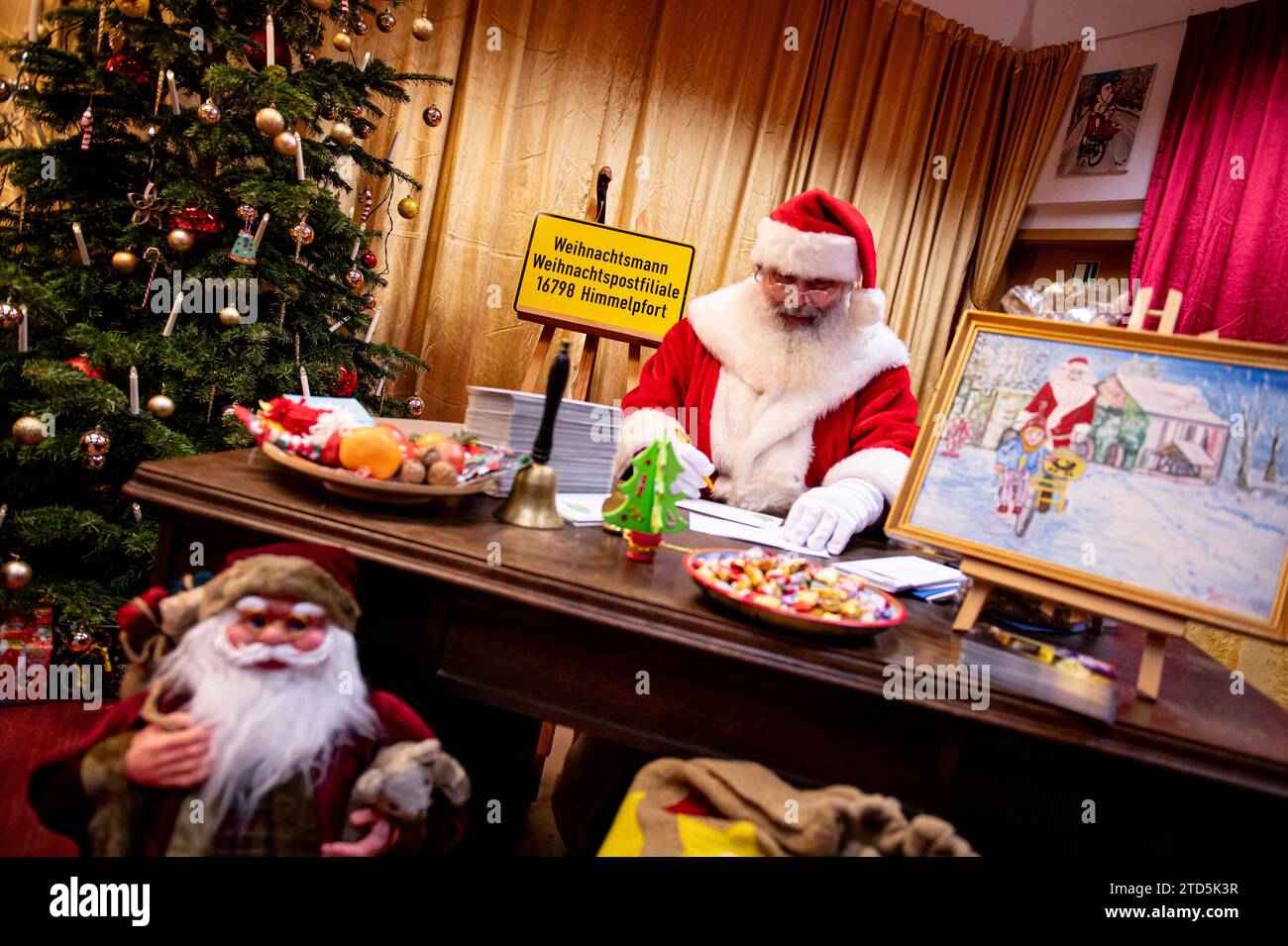 16 December 2023, Brandenburg, Himmelpfort Santa Claus sits in the