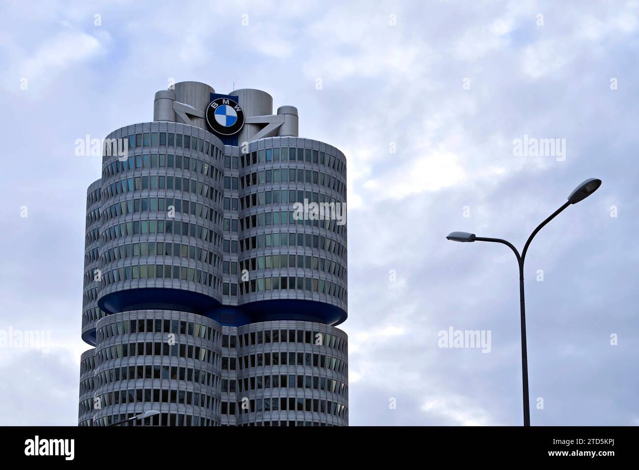 BMW-Logo am BMW-Turm beim Werksrundgang von Bundeskanzler Olaf Scholz SPD im BMW Group Werk München. Themenbild, Symbolbild München, 05.12.2023 Bayern Deutschland *** BMW logo on the BMW tower during the plant tour of Federal Chancellor Olaf Scholz SPD at the BMW Group plant in Munich Theme picture, symbolic picture Munich, 05 12 2023 Bavaria Germany Copyright: xDwixAnoraganingrumx Stock Photo