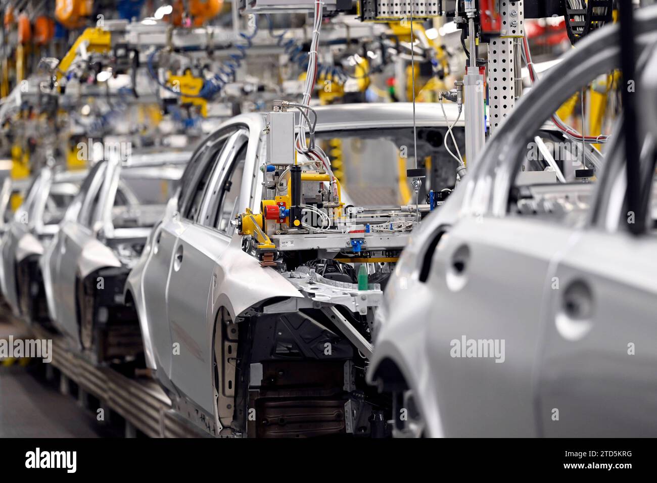 Autos in der Fertigung beim Werksrundgang von Bundeskanzler Olaf Scholz SPD im BMW Group Werk München. Themenbild, Symbolbild München, 05.12.2023 Bayern Deutschland *** Cars in production during the plant tour of Federal Chancellor Olaf Scholz SPD at the BMW Group plant in Munich Theme picture, symbolic picture Munich, 05 12 2023 Bavaria Germany Copyright: xDwixAnoraganingrumx Stock Photo