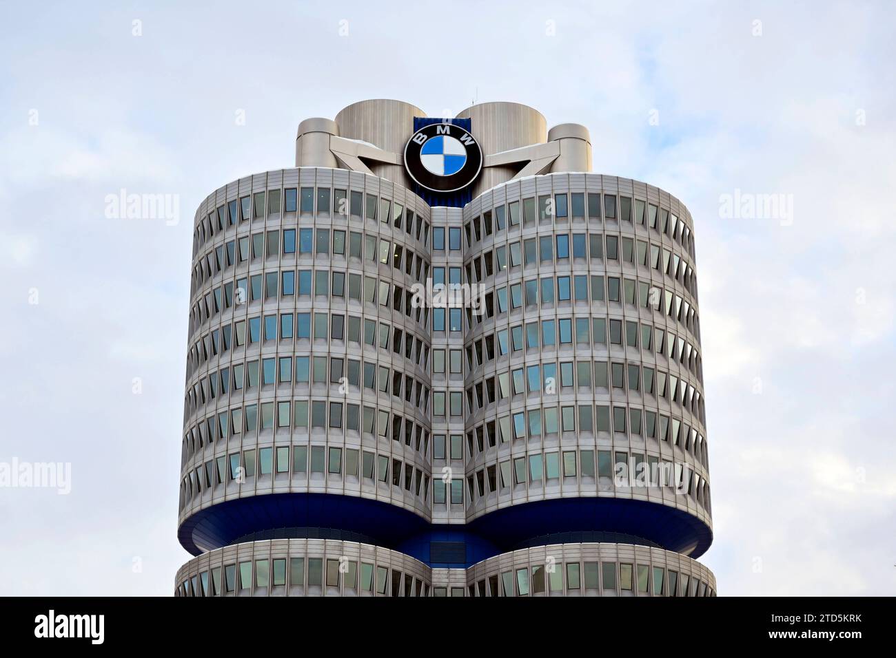 BMW-Logo am BMW-Turm beim Werksrundgang von Bundeskanzler Olaf Scholz SPD im BMW Group Werk München. Themenbild, Symbolbild München, 05.12.2023 Bayern Deutschland *** BMW logo on the BMW tower during the plant tour of Federal Chancellor Olaf Scholz SPD at the BMW Group plant in Munich Theme picture, symbolic picture Munich, 05 12 2023 Bavaria Germany Copyright: xDwixAnoraganingrumx Stock Photo