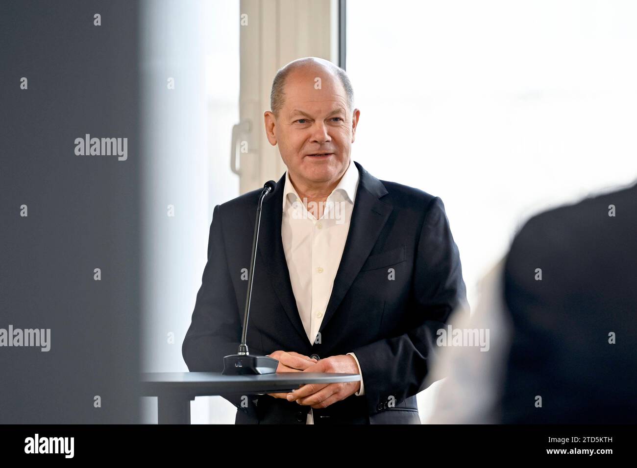 Bundeskanzler Olaf Scholz SPD bei seinem Werksrundgang im BMW Group Werk München. München, 05.12.2023 Bayern Deutschland *** Federal Chancellor Olaf Scholz SPD during his tour of the BMW Group plant in Munich Munich, 05 12 2023 Bavaria Germany Copyright: xDwixAnoraganingrumx Stock Photo