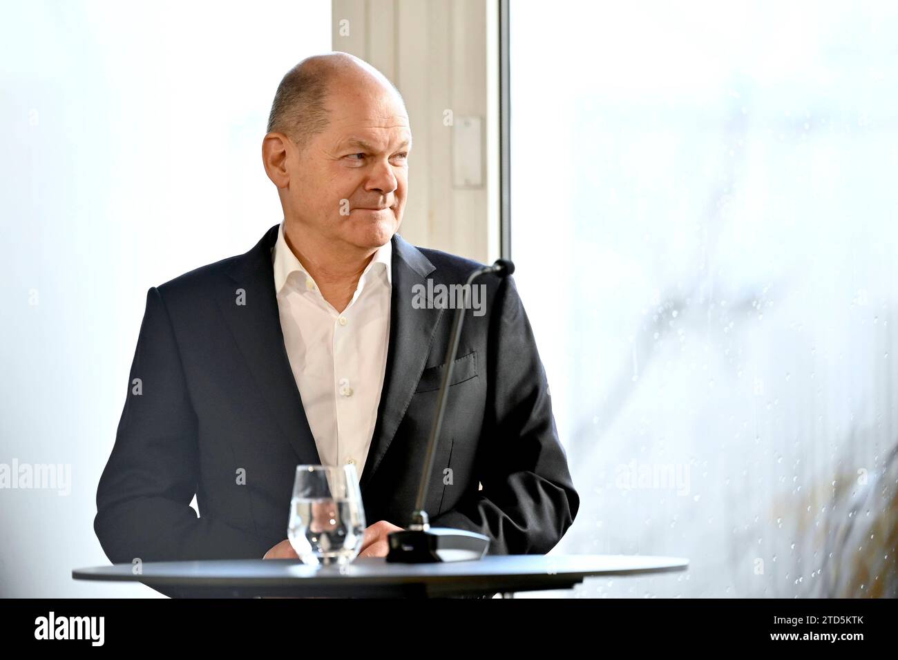 Bundeskanzler Olaf Scholz SPD bei seinem Werksrundgang im BMW Group Werk München. München, 05.12.2023 Bayern Deutschland *** Federal Chancellor Olaf Scholz SPD during his tour of the BMW Group plant in Munich Munich, 05 12 2023 Bavaria Germany Copyright: xDwixAnoraganingrumx Stock Photo