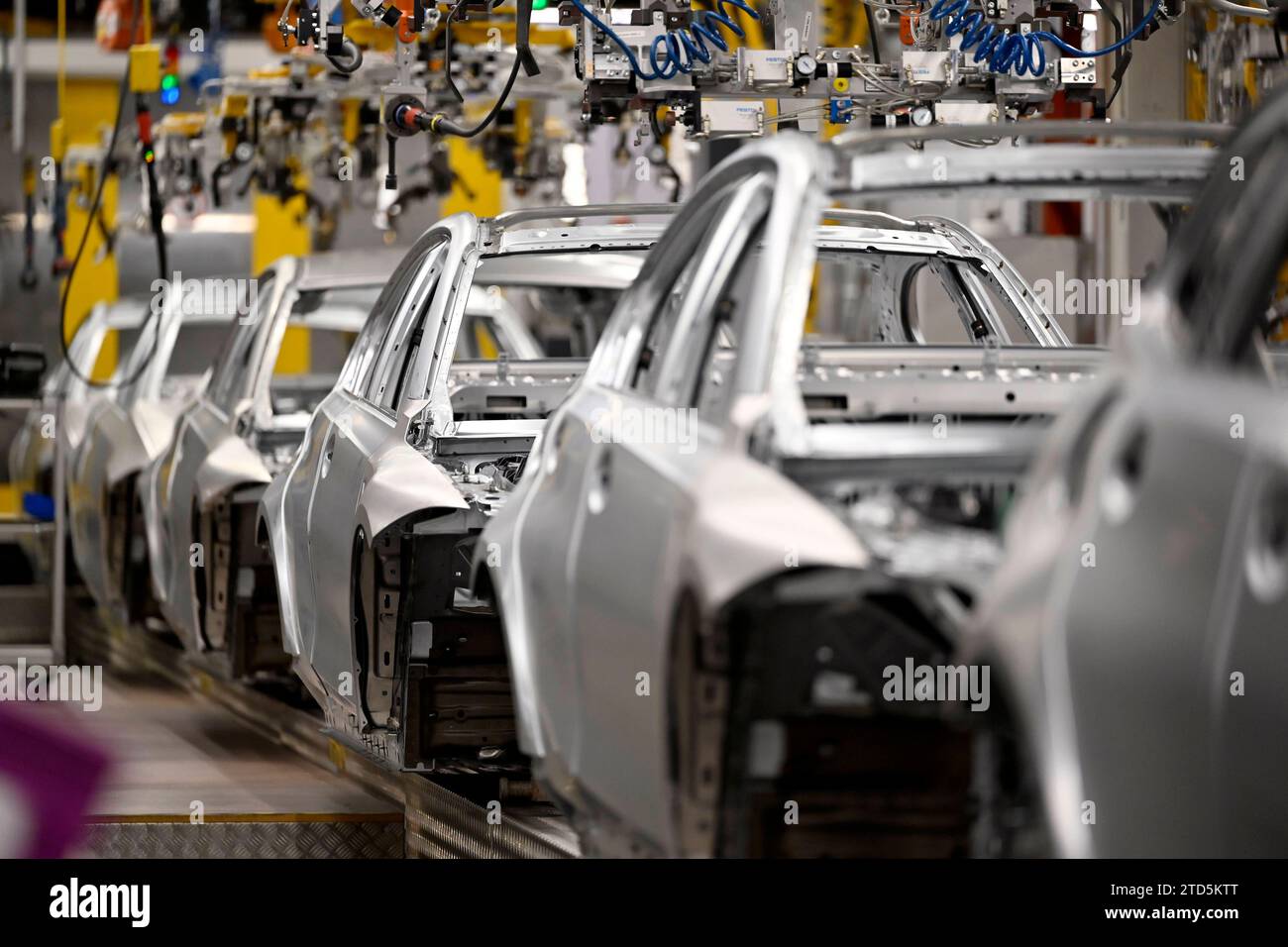 Autos in der Fertigung beim Werksrundgang von Bundeskanzler Olaf Scholz SPD im BMW Group Werk München. Themenbild, Symbolbild München, 05.12.2023 Bayern Deutschland *** Cars in production during the plant tour of Federal Chancellor Olaf Scholz SPD at the BMW Group plant in Munich Theme picture, symbolic picture Munich, 05 12 2023 Bavaria Germany Copyright: xDwixAnoraganingrumx Stock Photo