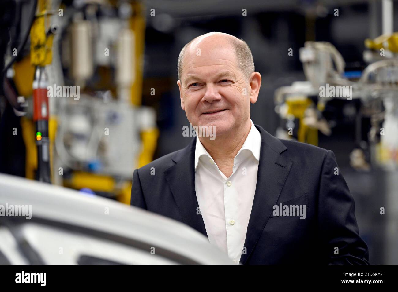 Bundeskanzler Olaf Scholz SPD bei seinem Werksrundgang im BMW Group Werk München. München, 05.12.2023 Bayern Deutschland *** Federal Chancellor Olaf Scholz SPD during his tour of the BMW Group plant in Munich Munich, 05 12 2023 Bavaria Germany Copyright: xDwixAnoraganingrumx Stock Photo