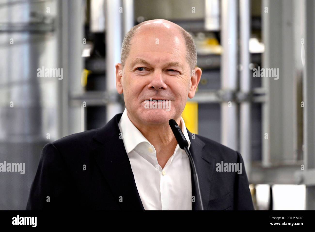 Bundeskanzler Olaf Scholz SPD bei seinem Werksrundgang im BMW Group Werk München. München, 05.12.2023 Bayern Deutschland *** Federal Chancellor Olaf Scholz SPD during his tour of the BMW Group plant in Munich Munich, 05 12 2023 Bavaria Germany Copyright: xDwixAnoraganingrumx Stock Photo