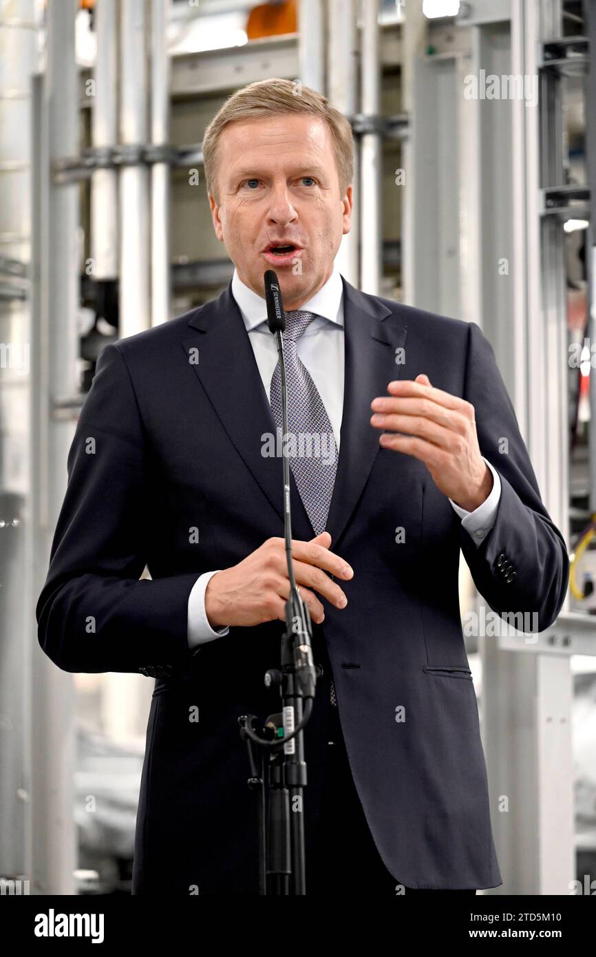 BMW-Chef Oliver Zipse bei einem Werksrundgang im BMW Group Werk München. München, 05.12.2023 Bayern Deutschland *** BMW boss Oliver Zipse on a tour of the BMW Group plant in Munich Munich, 05 12 2023 Bavaria Germany Copyright: xDwixAnoraganingrumx Stock Photo