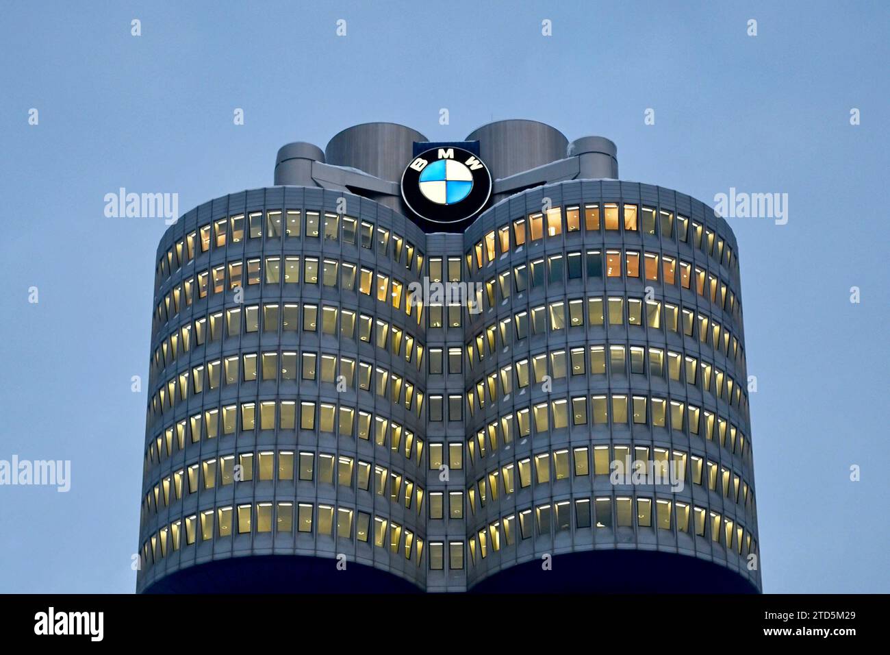 BMW-Logo am BMW-Turm beim Werksrundgang von Bundeskanzler Olaf Scholz SPD im BMW Group Werk München. Themenbild, Symbolbild München, 05.12.2023 Bayern Deutschland *** BMW logo on the BMW tower during the plant tour of Federal Chancellor Olaf Scholz SPD at the BMW Group plant in Munich Theme picture, symbolic picture Munich, 05 12 2023 Bavaria Germany Copyright: xDwixAnoraganingrumx Stock Photo