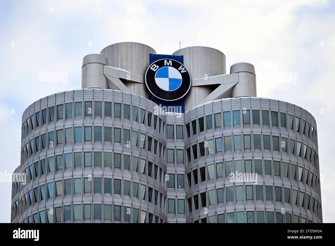 BMW-Logo am BMW-Turm beim Werksrundgang von Bundeskanzler Olaf Scholz SPD im BMW Group Werk München. Themenbild, Symbolbild München, 05.12.2023 Bayern Deutschland *** BMW logo on the BMW tower during the plant tour of Federal Chancellor Olaf Scholz SPD at the BMW Group plant in Munich Theme picture, symbolic picture Munich, 05 12 2023 Bavaria Germany Copyright: xDwixAnoraganingrumx Stock Photo