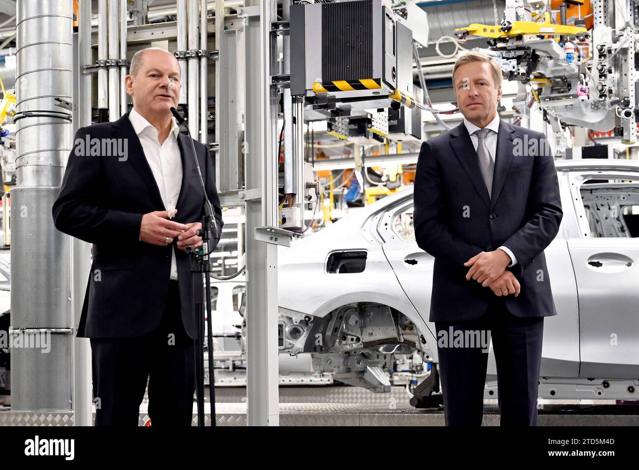 Bundeskanzler Olaf Scholz SPD und BMW-Chef Oliver Zipse r bei seinem Werksrundgang im BMW Group Werk München. München, 05.12.2023 Bayern Deutschland *** Federal Chancellor Olaf Scholz SPD and BMW CEO Oliver Zipse r during his plant tour at BMW Group Plant Munich Munich, 05 12 2023 Bavaria Germany Copyright: xDwixAnoraganingrumx Stock Photo